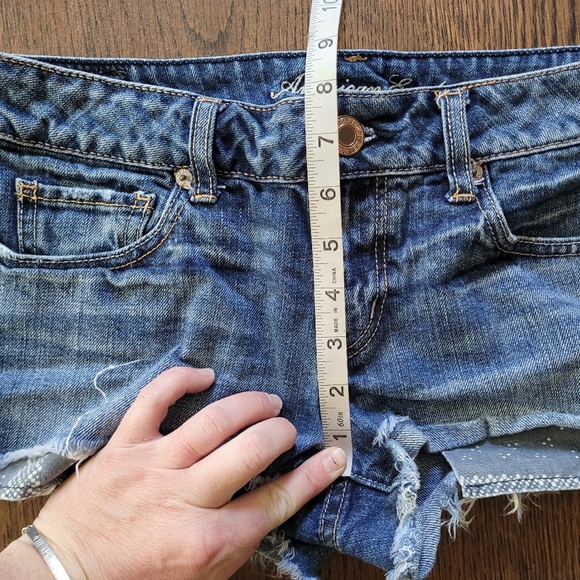 American Eagle Distressed Dark Wash Short Denim Shorts Size Women's 2 - Picture 4 of 6
